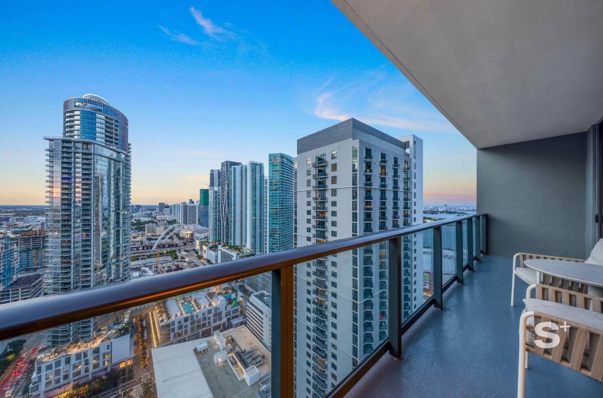 Upscale 1br In Dtw With Views *