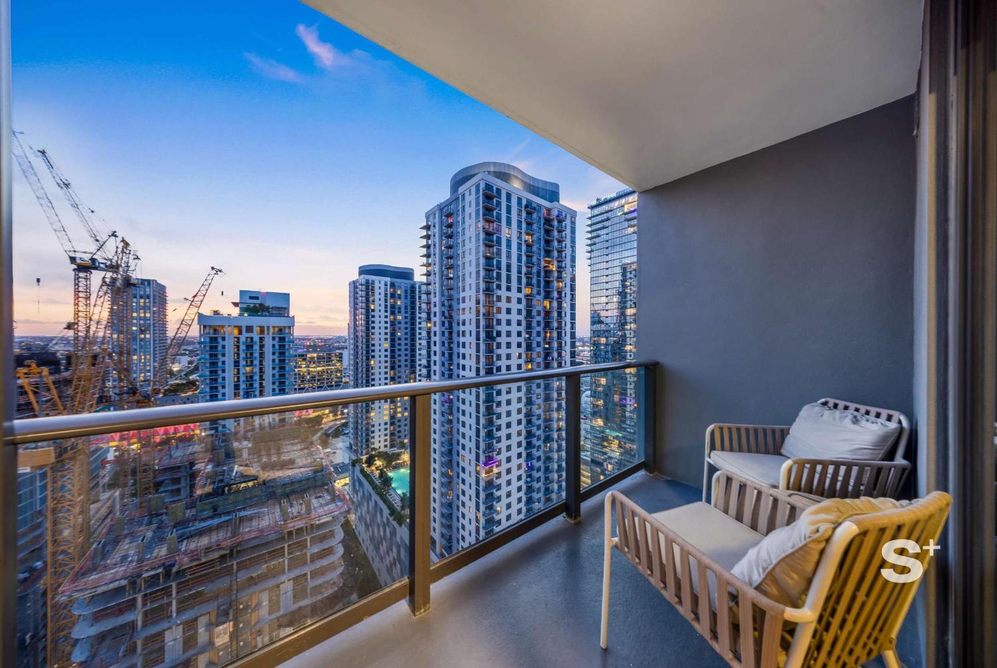 Upscale 1br In Dtw With Views *